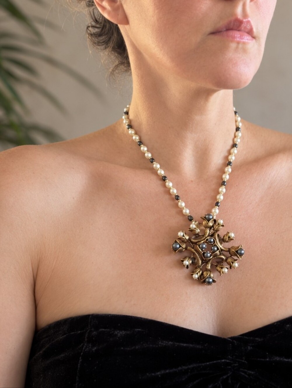 Vintage JEANNE Bellflower Wreath Black Pearl Brooch Pendant 1960s Free Necklace